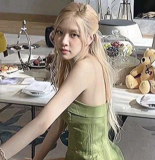 myRoses211's tweet photo. WE LOVE YOU ROSÉ 🌹
be brave my girl 💪🏻
#respectROSÉ #NoToBodyShaming https://t.co/NLRiIVCdHD