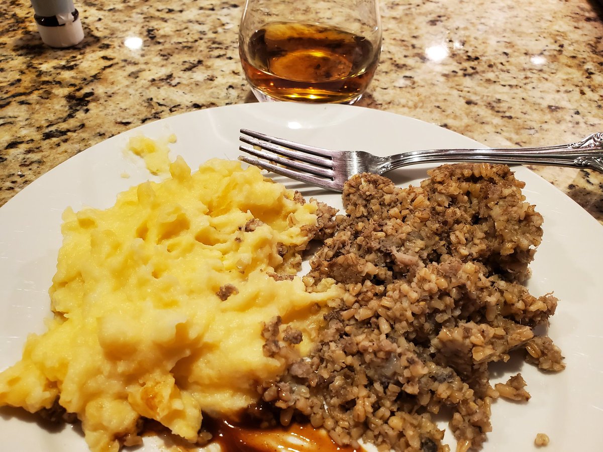 whiskeynerd18's tweet image. Stuck at home with Covid so missing the annual Burns Night celebration. Decided to celebrate at home instead. Haggis, neeps and tatties, and a glass of Macallen No 6. Happy birthday Robert Burns!! #BurnsNight #macallen #Scotch 🥃🏴󠁧󠁢󠁳󠁣󠁴󠁿