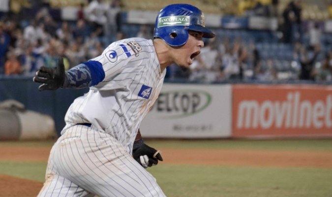 MagallanesHoy's tweet photo. #MagallanesHoy #22Ene un #FelizSabado 10 por 9 ganó y la #SerieFinal empató. Anthony Vizcaya la victoria se apuntó y Bruce Rondón salvó. Rayder Ascanio con hit trajo 2 y el juego igualó. Cade Gotta 4-3 SF 3CI entre estás últimas la que el juego decidió #Magallanes será campeón https://t.co/C08VaGhqgF