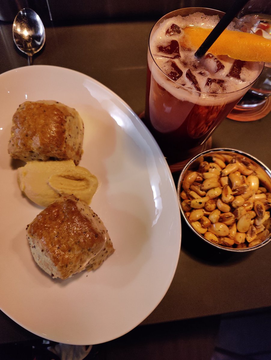 RynginG's tweet photo. Love the delicious food to spend the night alone in the city! Just a simple light order to enjoy the moment.
#ContentoNYC
#QuinoaBiscuits
#DeliciousTea https://t.co/Qvee22POjM