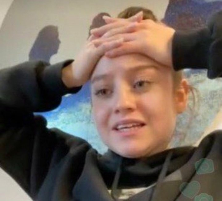 karolsevis's tweet photo. Karol viendo como todo el fandom apuesta a sus familias, casas etc por ir a un concierto de ella https://t.co/bpar1icPaY