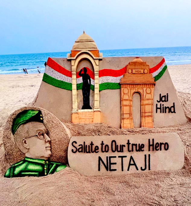otvnews's tweet photo. On the 125th birth anniversary of Netaji Subhas Chandra Bose, @sudarsansand sculpts a 7-ft height sand replica of India Gate with Netaji at Puri Beach #Odisha https://t.co/PacmSWDmO5