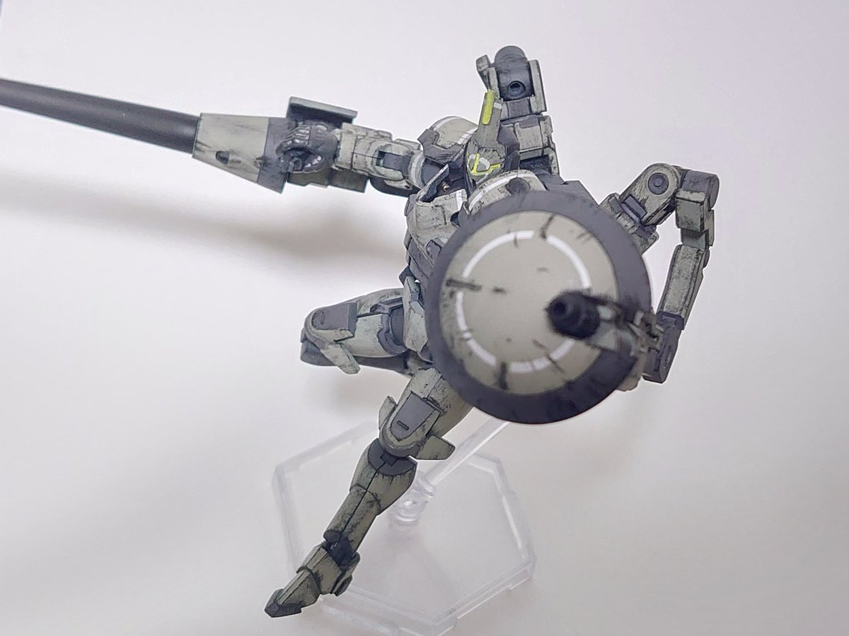 fffhrht31091's tweet photo. オリジナルカラーの
イグナイト

SANAT直属の特殊部隊
「ロイヤルガードO」を
率いる情報体
「ファナティック」
ようやく完成！

カラー以外はマウントアームの接続方法を変えただけですが、なかなか良い感じになったかと

顔面やシールドの「輪」のマーキングが拘ったポイント

#ヘキサギア https://t.co/W3uDvpr0UK