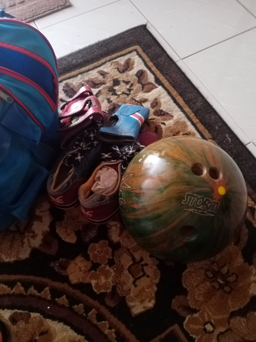 kemas2 stor pagi ternampak plak set boling masa muda2.... teringat zaman2 rival ngan shalin zulkifli..🤣🤣🤣🤣🤣