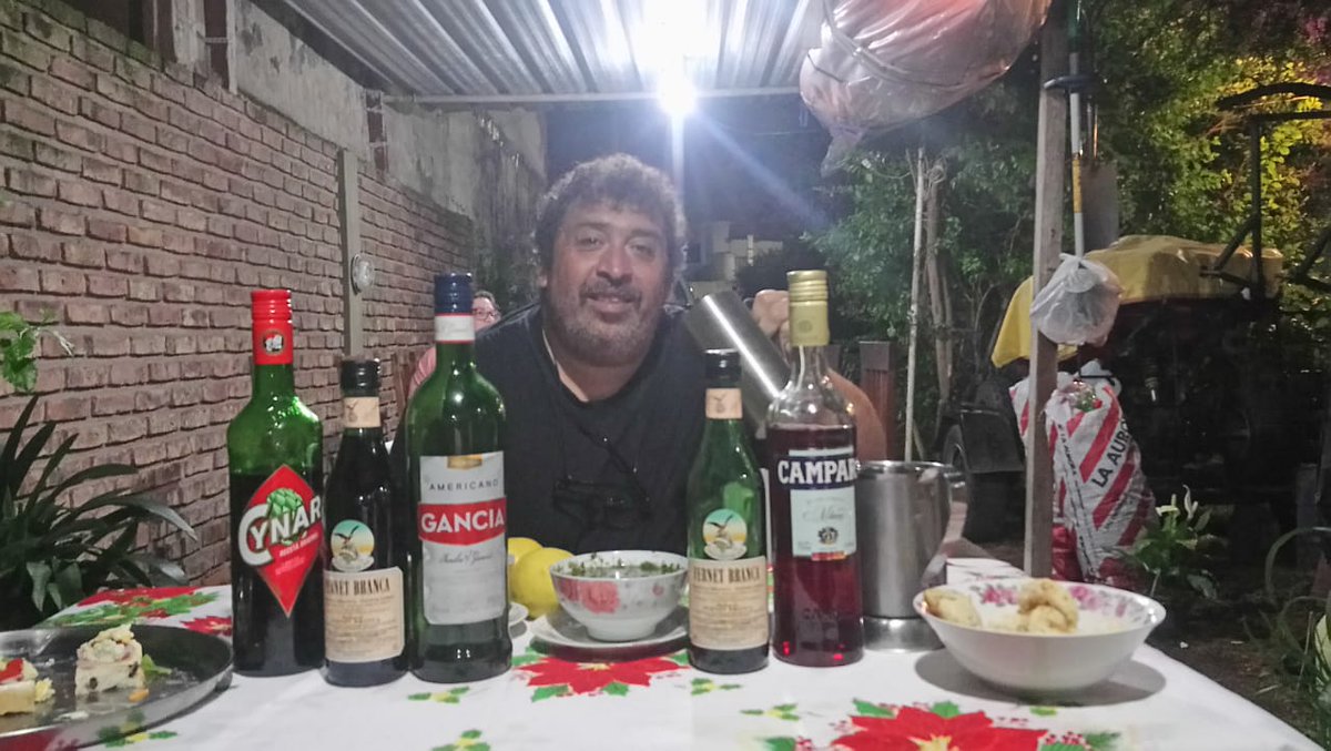 matizappale's tweet photo. Cuando salis a despejarte haces todo lo posible por ser fuerte, estar bien ante la gente/familia, pero  llega un momento en el que estallas de dolor asi que viejo, te extraño y un sueño seria despedirte de la forma que te lo merecias te amo mucho https://t.co/DJBB3uKVTS