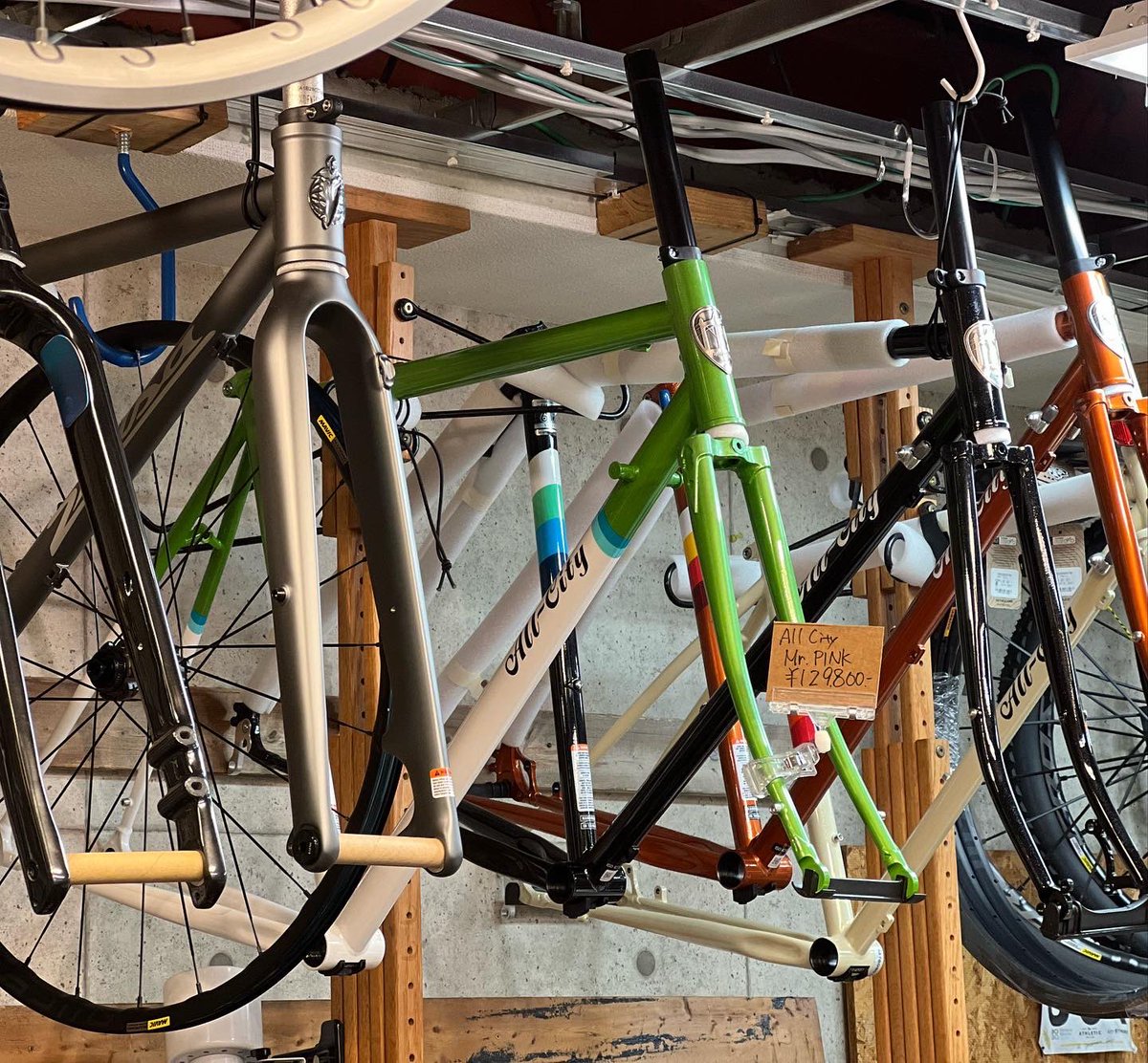 Hutte_8to8's tweet photo. こんにちは。
店頭展示在庫として御用命の多いホイールセットを作り置きしてます。

●Rim→ Velo_orange  Voyager650B
●Hub→Velo Orange Disc Hub
●Spoke→Sapim Leader

現在店頭展示在庫のフレーム全てに対応しちゃいますのでお話しもスムーズです。 https://t.co/efDJGRkP36