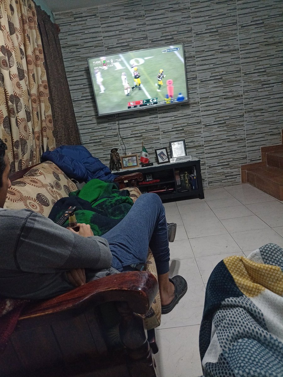 Connycer's tweet photo. #NFLPlayoffEnTUDN desde tierras Regias ... Saludos a todos ...Go Packers https://t.co/VEOGCWRkQG