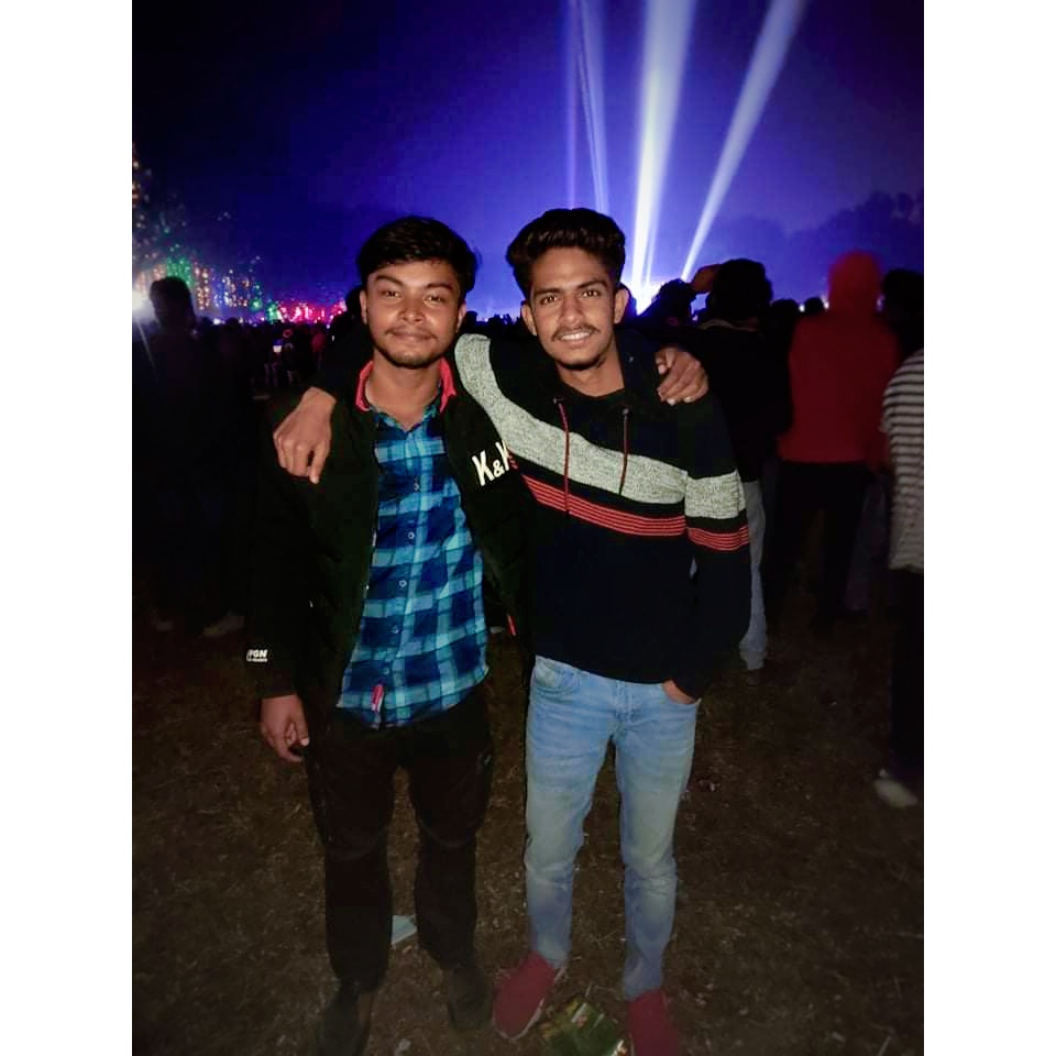 avoidewan's tweet image. At ashes concert
Lots of love to favorite zunayed evan 
🤙