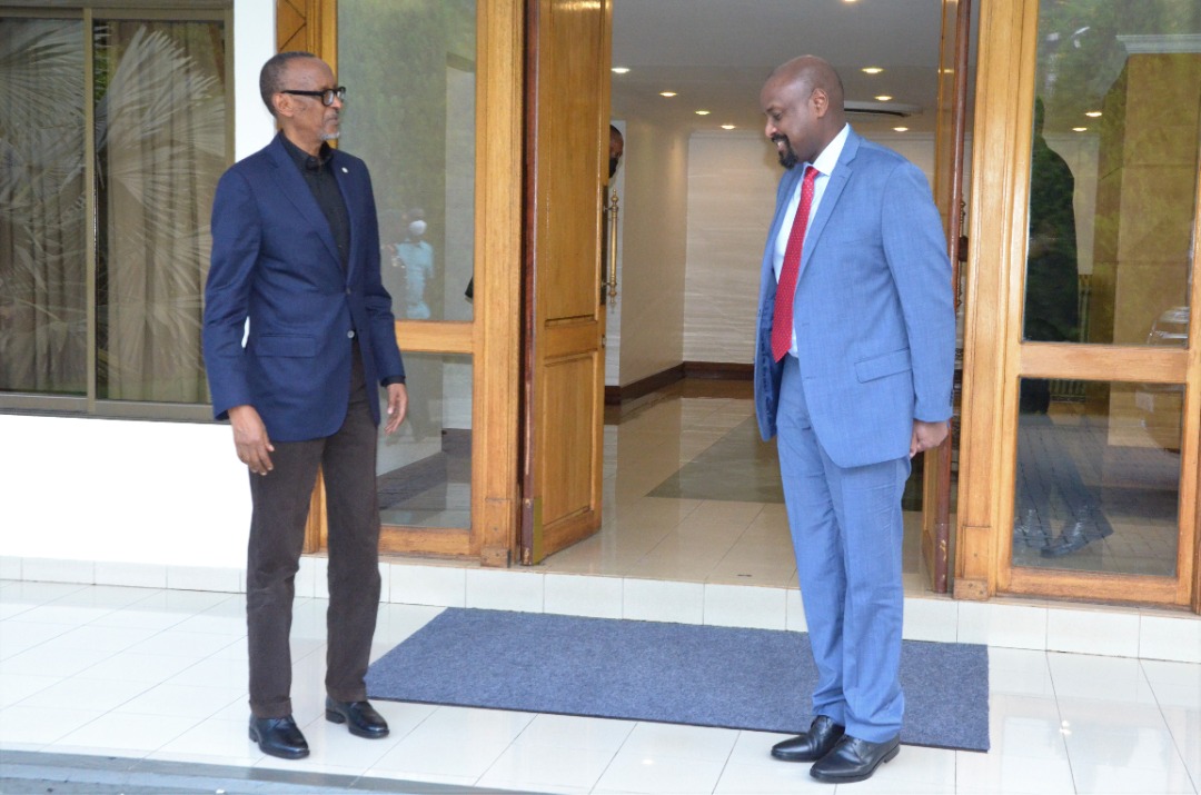 mkainerugaba's tweet image. I have been alive long enough to know that Uganda and Rwanda are one country! In exile in the 1980s me and my family were also called 'Rwandans'. Only enemies would fight our unity. Let us resolve these small problems quickly and move forward together as always!