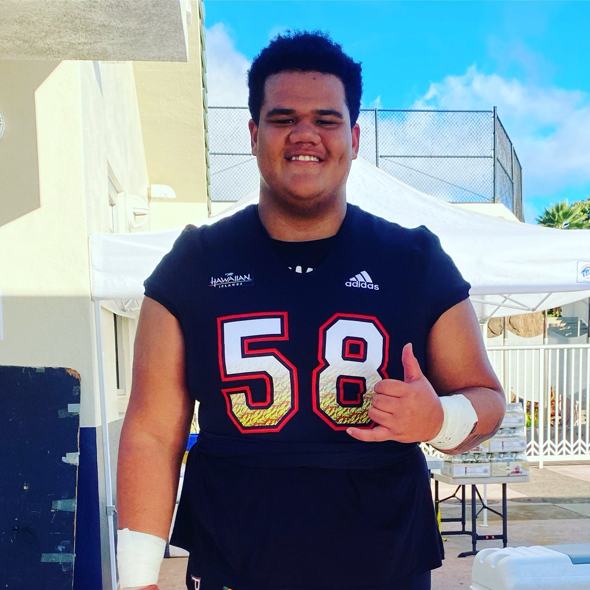 hickson_marques's tweet photo. Tonight I have the honor of playing my last game of my high school football career at the #2K22PolynesianBowl I would like to thank @polynesiabowl @PolynesianFBHOF for this great opportunity. It’s been a great week building bonds with my new brothers and I will never forget this. https://t.co/brIuEjfu9x