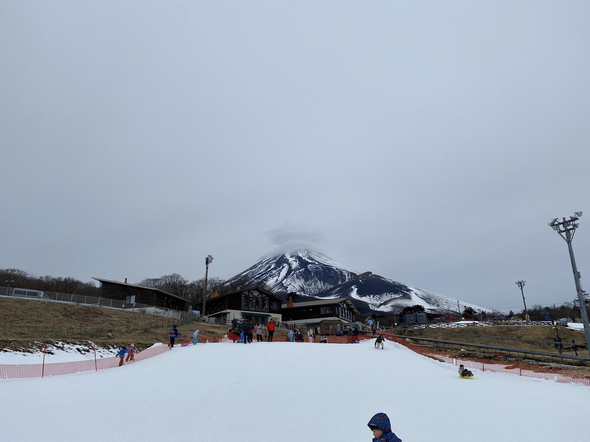 遊園地ぐりんぱ 公式 雪遊びやそり遊びをするみんなに会えなくてさみしいけど 同じリゾートエリアのスノーパークイエティなら遊べるよ 今日もソリゲレンデは良い感じ はやくコロナが収まりますように スノーパークイエティ そり遊び 雪遊び