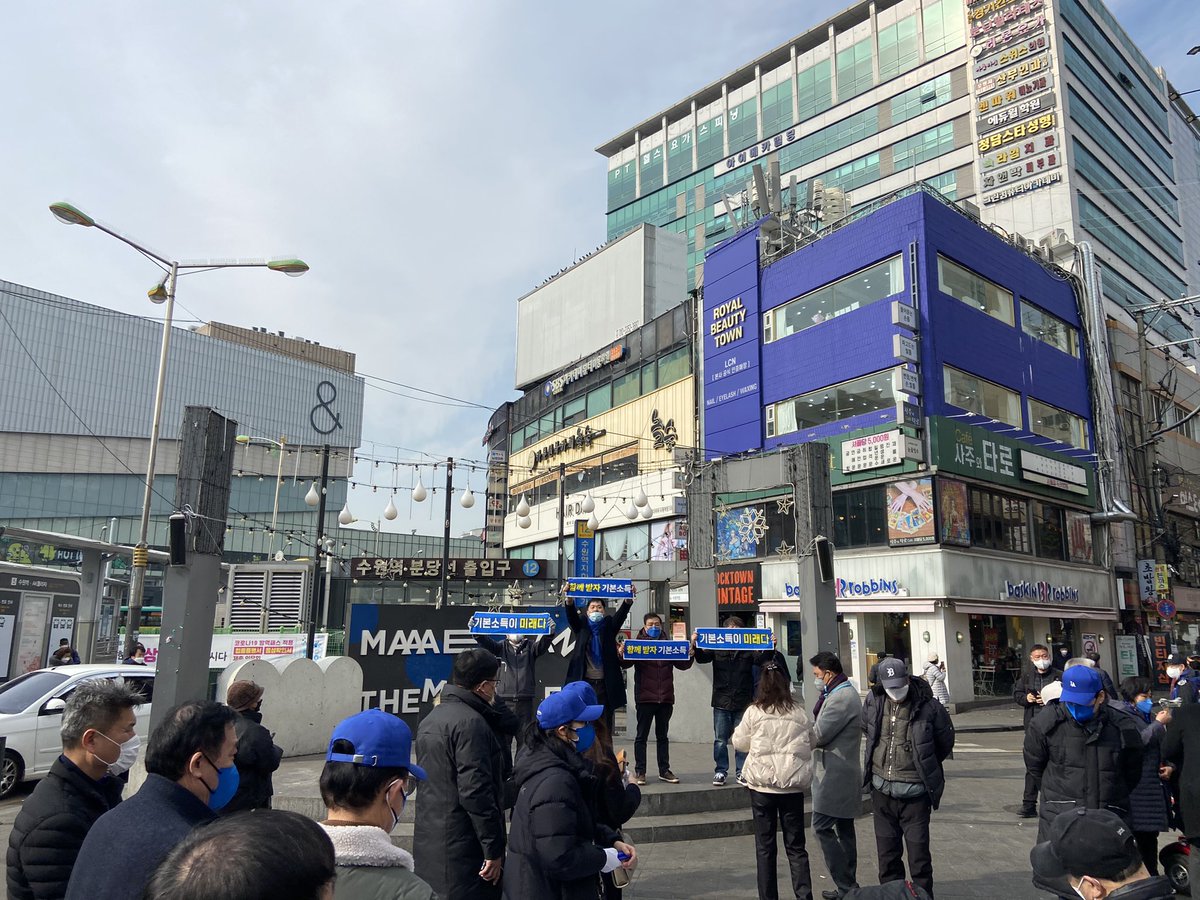 집근처에 이재명 후보가 등장했다고 해서 구경 나왔어요. 평소보다 사람이 많길래 ‘와~ 인기가 많아졌나?’했는데... 모인 사람 중 아는 얼굴이 상당하네요. 

‘아이고 (시.도)의원님’ ‘잘지내시죠 보좌관님’ 이건 뭐... (동원)참치도 아니고...ㅎㅎ  덕분에 아는 분들하고 오랜만에 인사 나누었네요^^