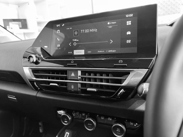 CitroenHikone's tweet photo. #NEWC4 最新の大型10インチタッチスクリーン搭載!
メディア再生、ハンズフリー通話、ドライビングアシスタンスなど、多彩な情報と操作機能を集約し、指先で直感的に操作できます😎✨
#Citroën #新型 #デビューフェア #シトロエン彦根 https://t.co/vHCNnwuMqn