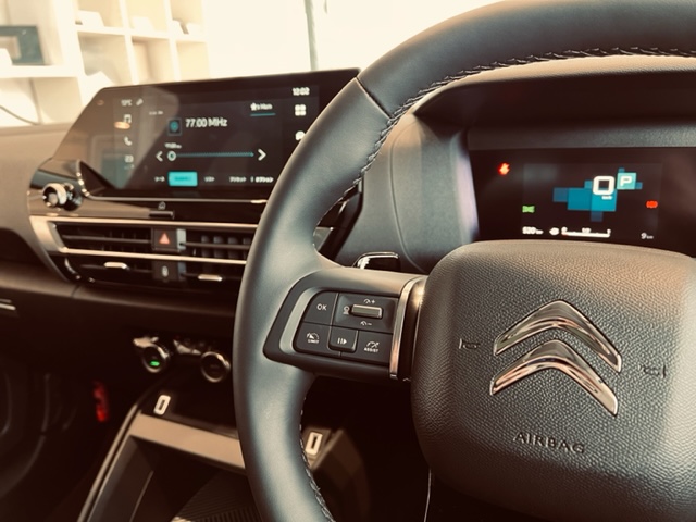 CitroenHikone's tweet photo. #NEWC4 最新の大型10インチタッチスクリーン搭載!
メディア再生、ハンズフリー通話、ドライビングアシスタンスなど、多彩な情報と操作機能を集約し、指先で直感的に操作できます😎✨
#Citroën #新型 #デビューフェア #シトロエン彦根 https://t.co/vHCNnwuMqn