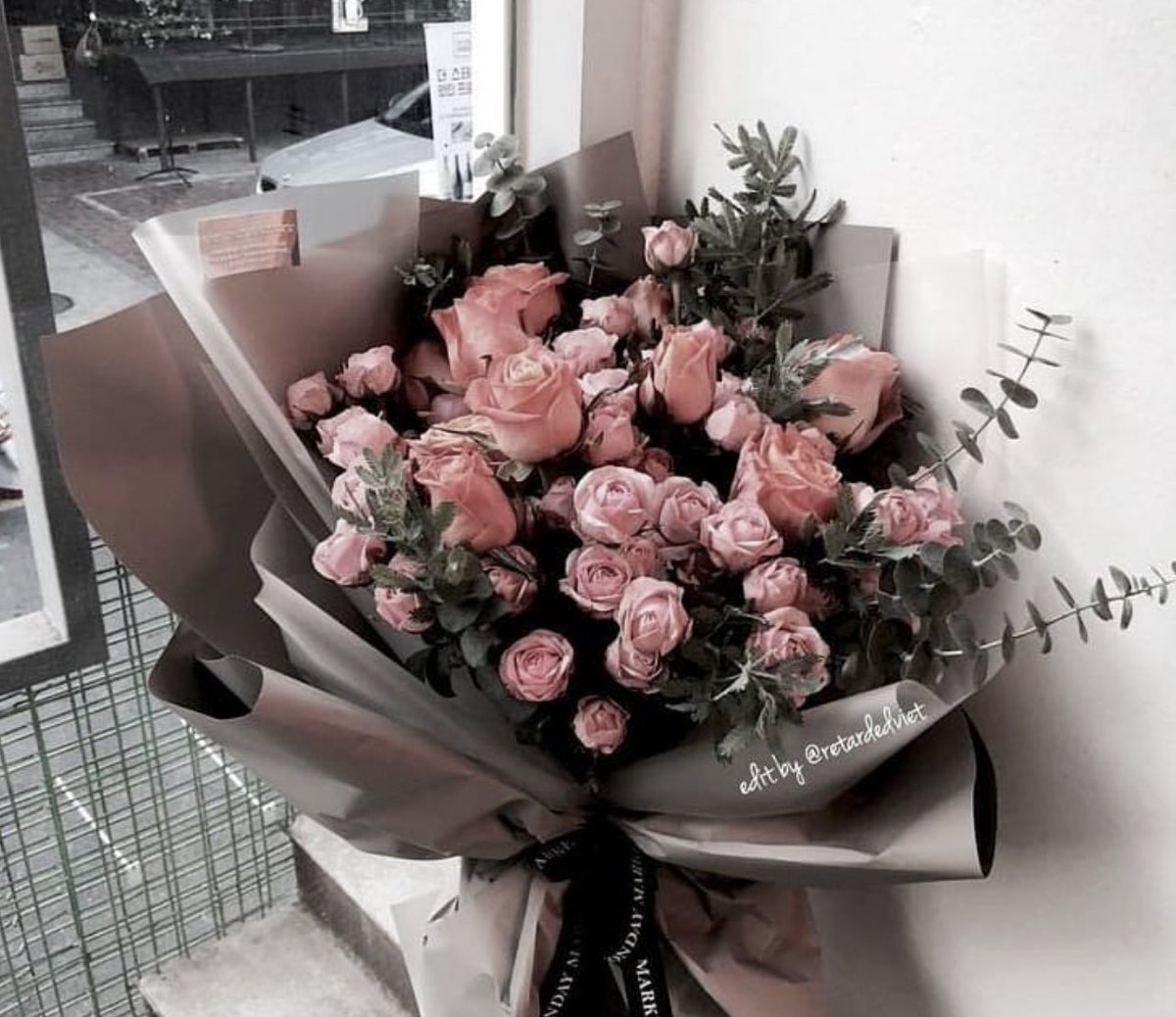 مجرد تطبيق اجتمعنا فيه خلف شاشات مضيئة
التقينا بود واحترام ونتفرق بود واحترام 
وبعقلك وماكتبت يديك 
ترتقي 
تحترم
او تحتقر فأختر منها ماشئت 
صباحكم ورد وسعاده وتباشير الصباح وكل زين