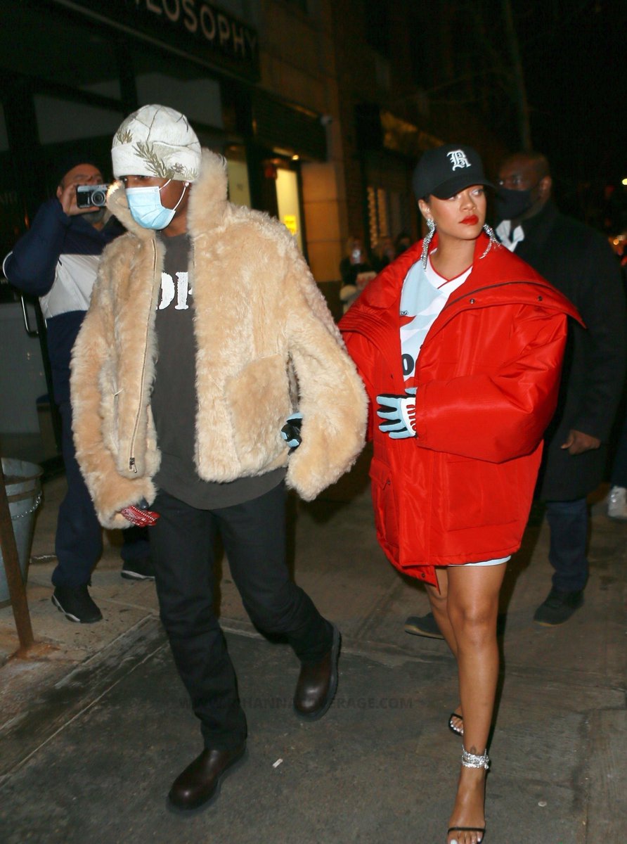 RT @RlHANNAPlCS: Rihanna heading to dinner after leaving Brooklyn studio session. https://t.co/buQviDgeIl