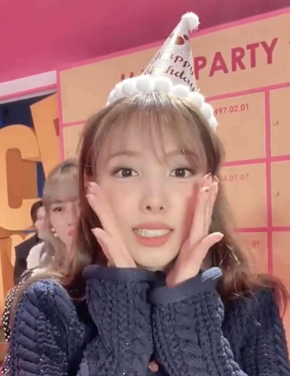 nayeon thinker #FormulaOfLove tweet media