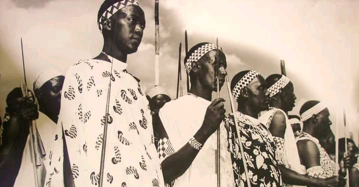 ndayihim1982's tweet photo. ๐ดMenya!
Umuganwa #Rugema asigura ko Abatฤซmbo bidasigura abavuzi b'ingoma ab'abaribo bose.Abatฤซmbo rero co kimwe n'Abanyuka n'imiryango yari ijejwe ku ngoma y'Ubwami ibanga ryo gutunganya ibijanye n'ingoma,harimwo kuzikana no kuzivuza.
Gwฤซra! https://t.co/67QXIGGUdn
