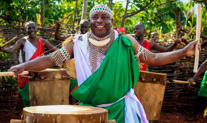 ndayihim1982's tweet photo. ๐ดMenya!
Umuganwa #Rugema asigura ko Abatฤซmbo bidasigura abavuzi b'ingoma ab'abaribo bose.Abatฤซmbo rero co kimwe n'Abanyuka n'imiryango yari ijejwe ku ngoma y'Ubwami ibanga ryo gutunganya ibijanye n'ingoma,harimwo kuzikana no kuzivuza.
Gwฤซra! https://t.co/67QXIGGUdn