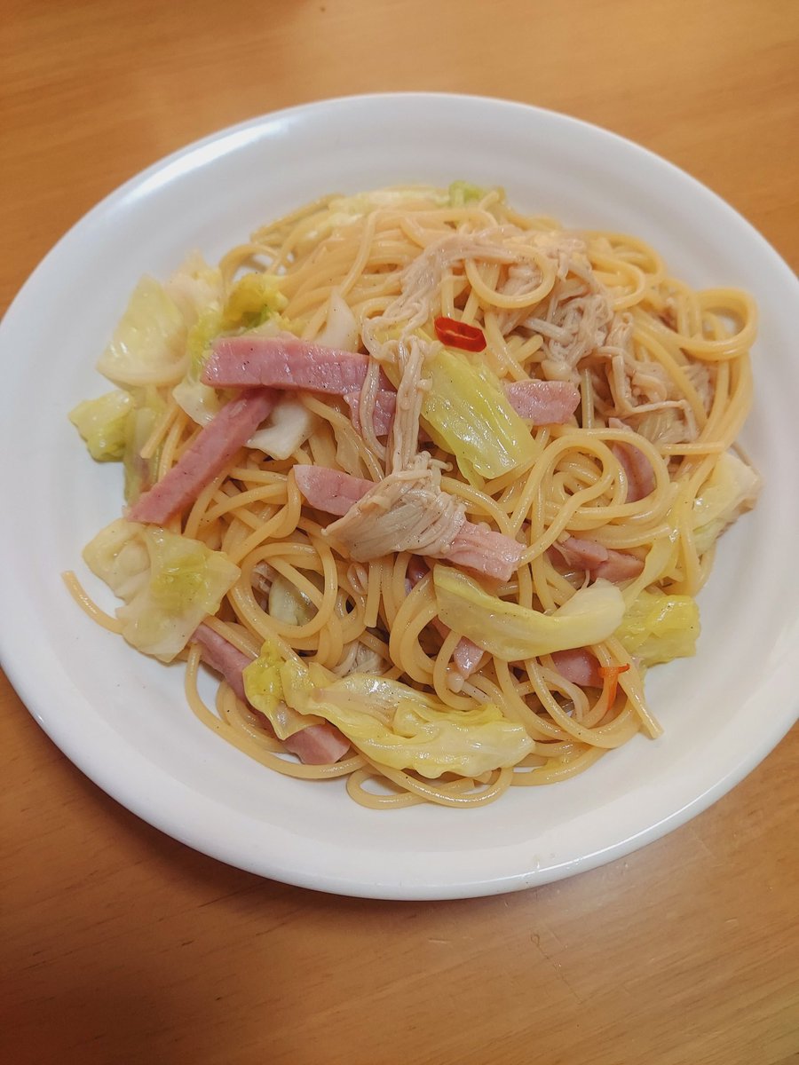 【今日の昼ごはん】 ﾊﾑとｷｬﾍﾞﾂとｴﾉｷのﾊﾞﾀｰ醤油ﾊﾟｽﾀ シーフードパスタにしようとおもったら、 買い置きのシーフードミックスがなくて 冷蔵庫ののこりものでなんとか作ったパスタ。