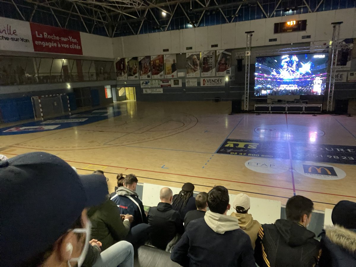 Prêts également à la roche sur yon avec une salle qui se remplit pour soutenir <a href="/ciryl_gane/">Ciryl Gane</a> 
Let’s go Ciryl !
#NgannouGaneRMC