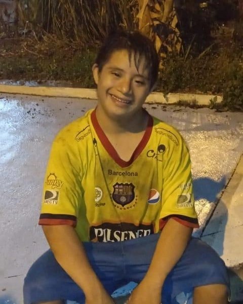 paultutiven's tweet photo. Al joven lo encontraron en Socio Vivienda 3, noroeste de Guayaquil. Una familia noble y de buen corazón lo tiene en su casa. El jovencito está desorientado y pide regresar con sus allegados. Alguien que lo reconozca y de aviso a sus padres. https://t.co/XfD5fz4ze2