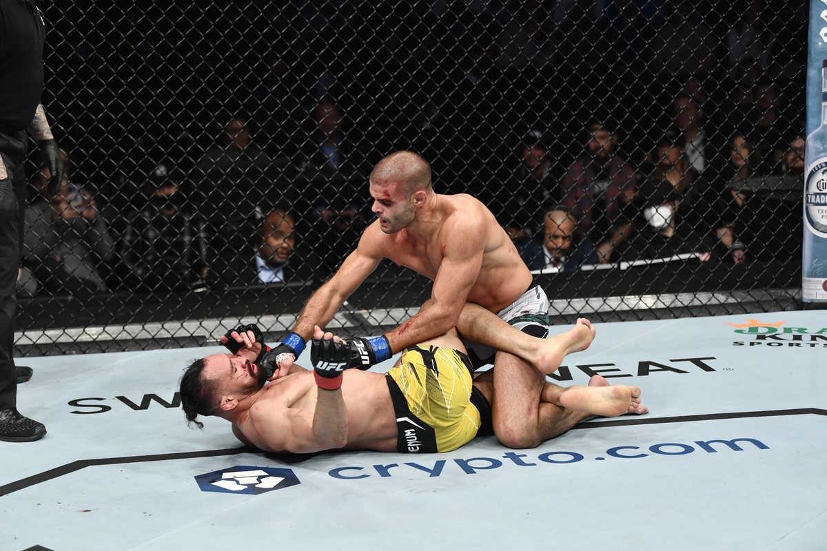 ufc's tweet photo. This fight is NUTS 🤯 #UFC270 https://t.co/UaH2bAPKwX
