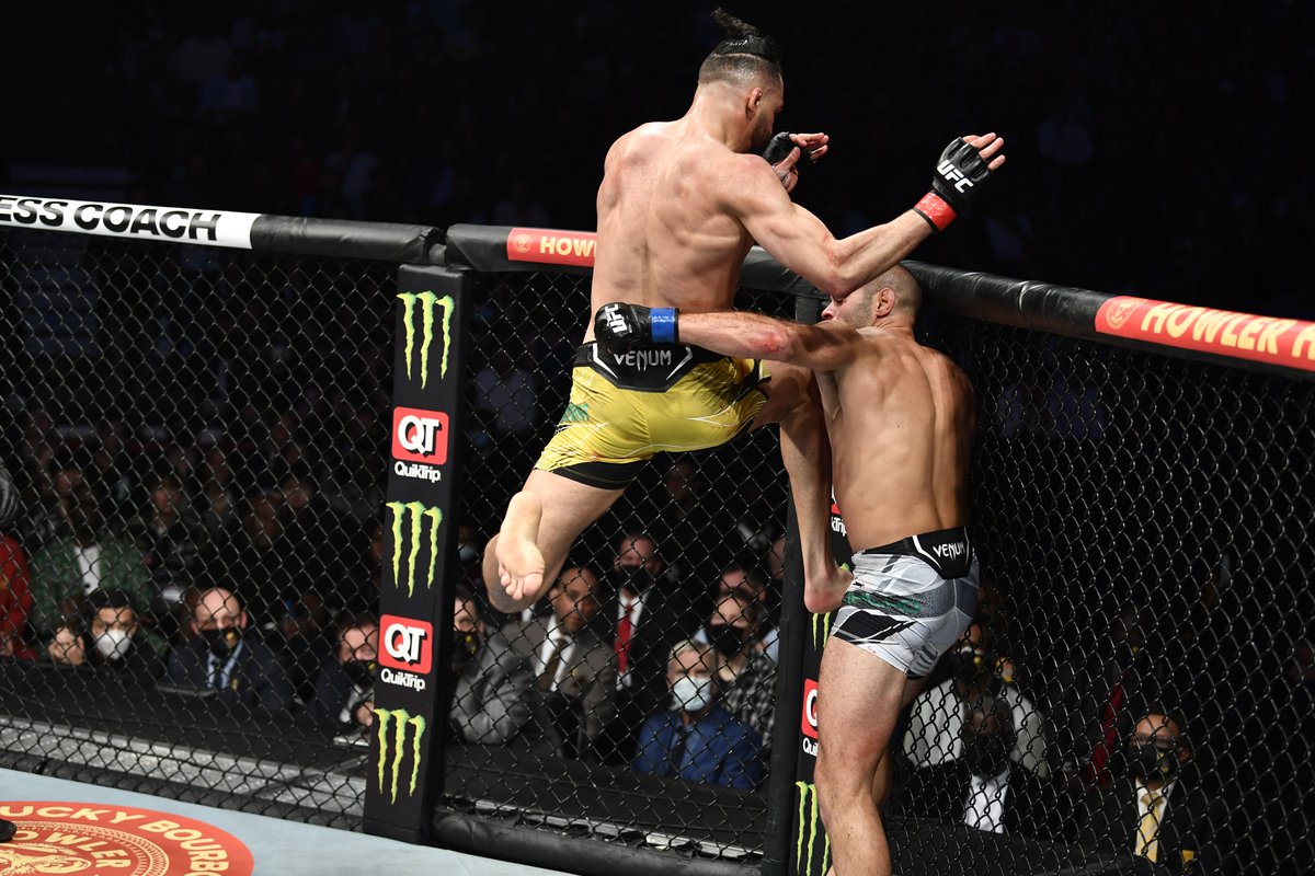ufc's tweet photo. This fight is NUTS 🤯 #UFC270 https://t.co/UaH2bAPKwX