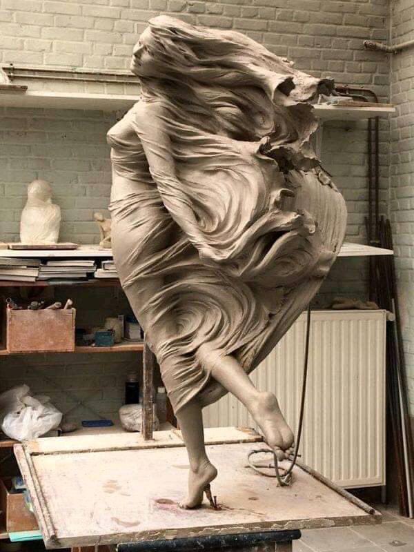 Escultura de la artista china Luo Li Rong...