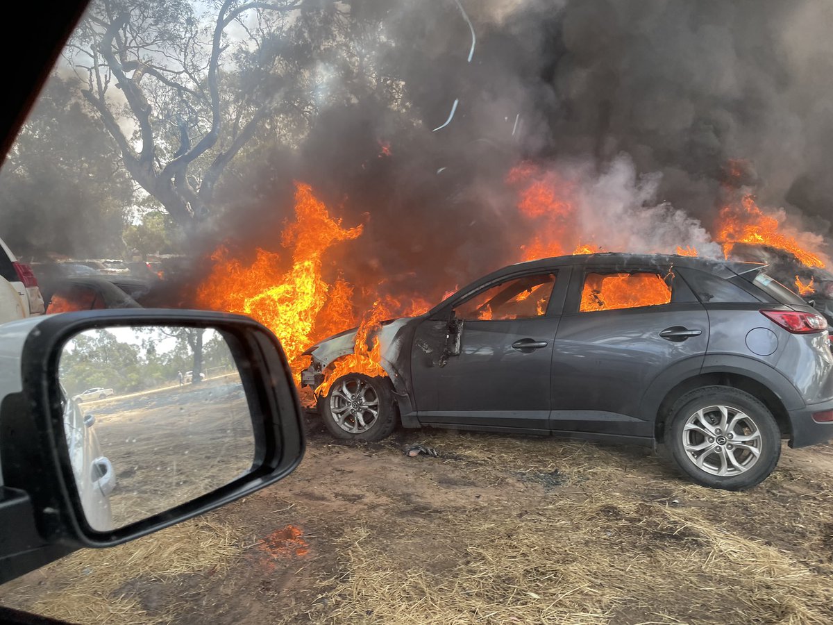 CFA, @FireRescueVic Firefighters and water aircraft have been battling a grass fire at the Great Western Racecourse this afternoon. The fire is now under control. #VicFires 
Photo credit @RolltheDiceRace  https://t.co/dRfzJzi14r https://t.co/poUXL1t0OT