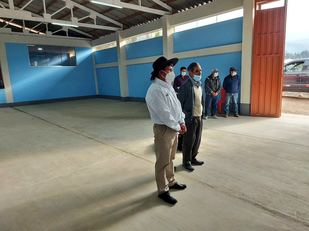 agroruralPER's tweet photo. En #Huancavelica| El Director ejecutivo, Rogelio Huamaní, se reunió con productores de la comunidad de #Chilcas, en el centro de acopio de este lugar, el cual forma parte de las intervenciones que se realiza el PDTS Vraem. https://t.co/GeM3X9Kik1
