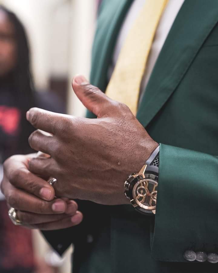 Mathiasmbock3's tweet photo. Francis N'Gannou retire ses bijoux et se prépare ! 🔥🇨🇲💪🏾

C'EST L'HEURE ! ⏳ https://t.co/Gdqq7xsL3k