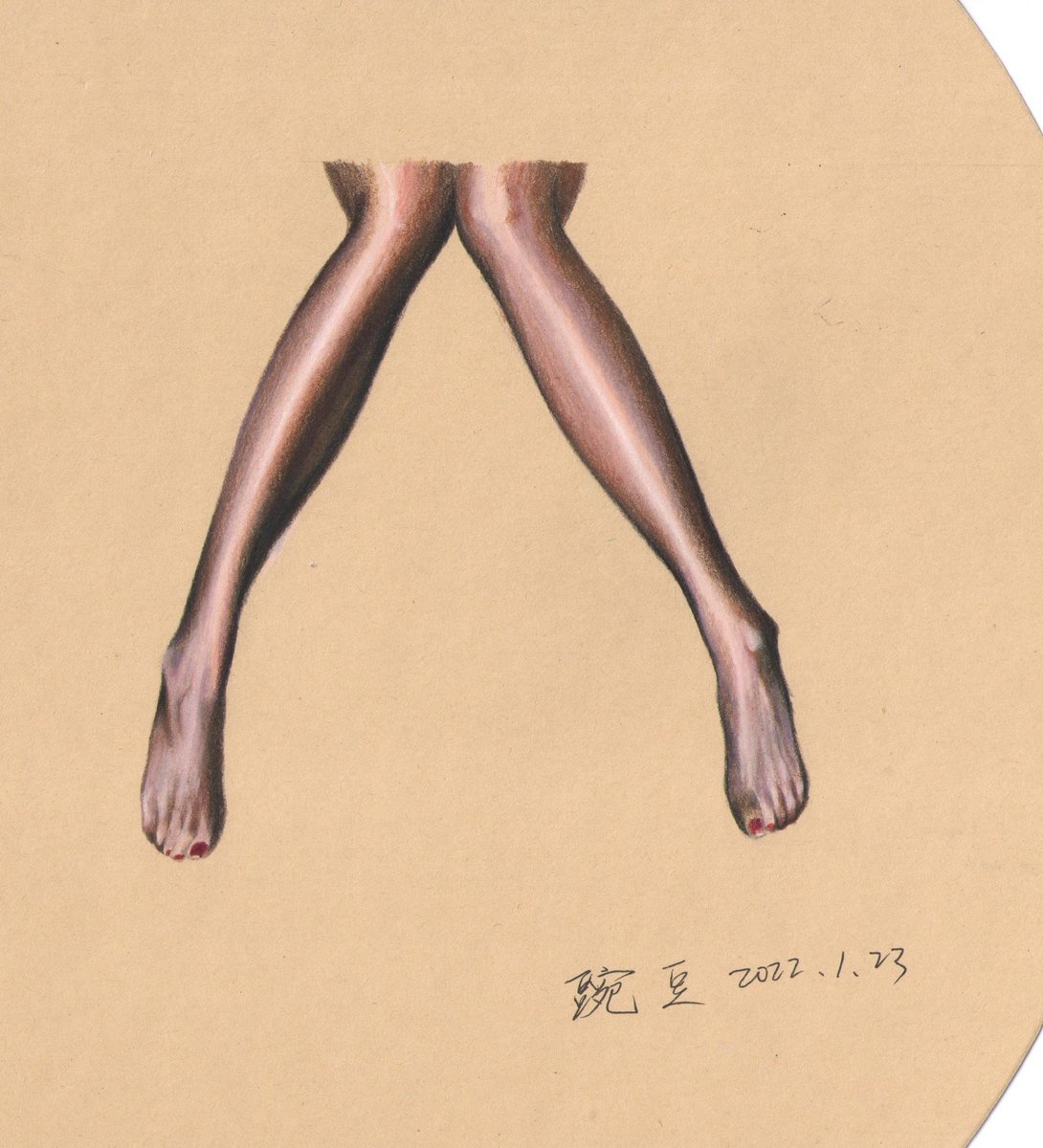 下雪天在家里画画也是一种享受呢，今天上午把答应粉丝的画给画啦。参考图@mrmsgba，我一般画画不会跟参考图画的一模一样，会加入一些自己的想法，比如用不一样颜色的纸，或者使用不同的颜色表现。如果大家喜欢的话，欢迎找我约稿哦。 https://t.co/2K5npfxBZU