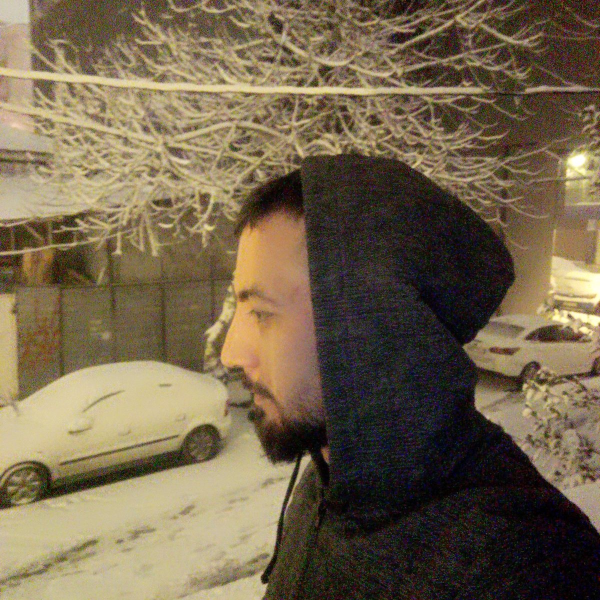 "Kimi iyi bir dost olduğumu söyler, kimi ise soğuk ve mesafelidir der. Aslında beni anlatırken herkes, hak ettiği resmi çizer. "

- Goethe