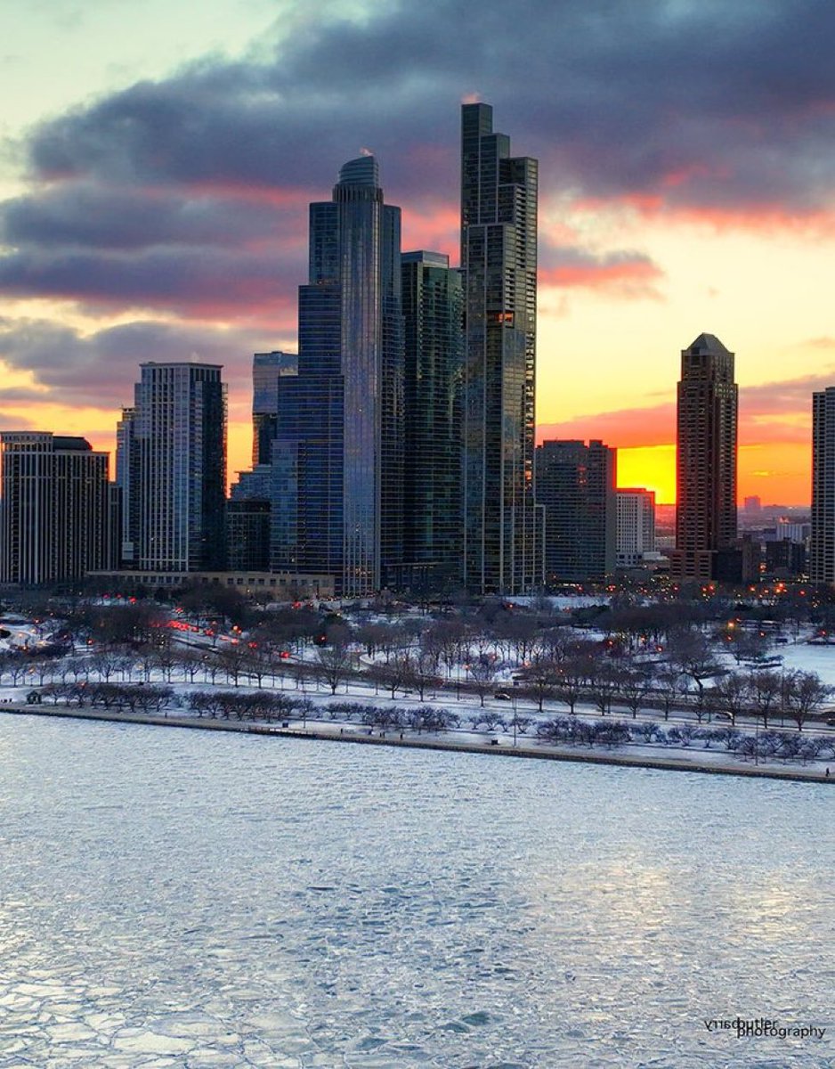 YBenzO's tweet image. A beautiful sunset in Chicago #Chicago
