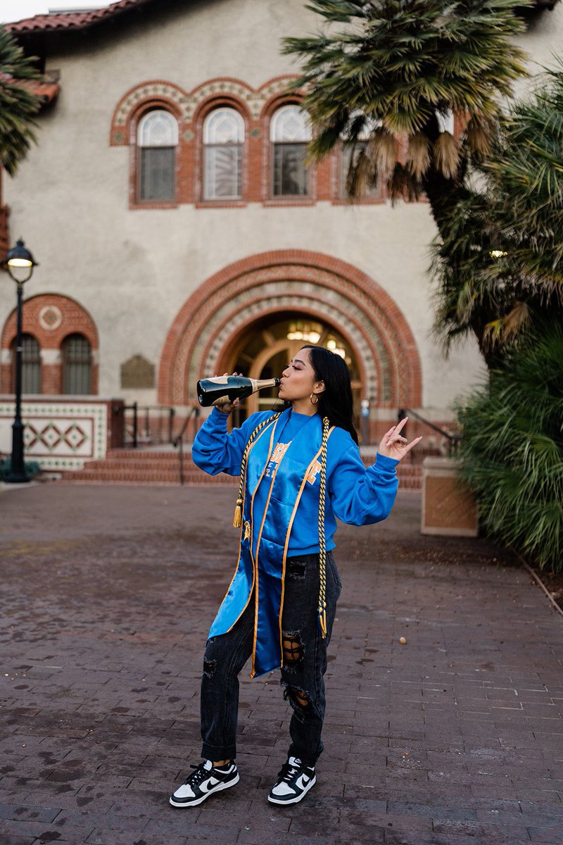 _dcdr's tweet image. just like nike said…just do it 🎓✨ pc: @jacksonortommy