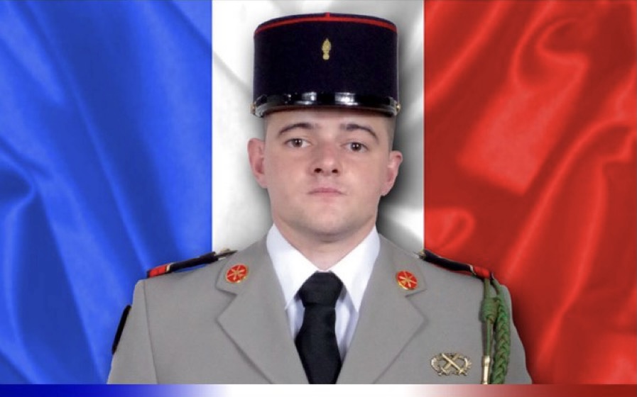 🕊🇫🇷 ALERTE INFO - Le brigadier Alexandre Martin du 54e régiment d’artillerie de Hyères a été tué lors d’une attaque au mortier contre le camp de la Force #Barkhane où il servait, à #Gao. (Élysée) #Mali