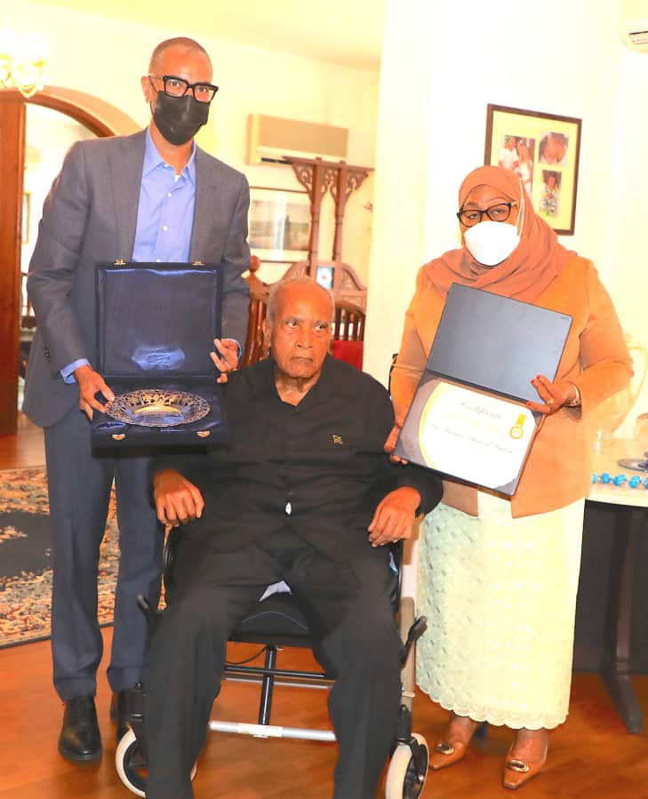 SuluhuSamia's tweet image. Kheri ya siku ya kuzaliwa kwa Mheshimiwa Dkt. Salim Ahmed Salim, mtumishi mahiri wa umma wa Watanzania, Afrika na Dunia kwa zaidi ya miongo minne. Katika siku hii adhimu ya kumbukumbu ya miaka 80 ya kuzaliwa kwako, tunakushukuru kwa utumishi uliotukuka kwa nchi yetu.