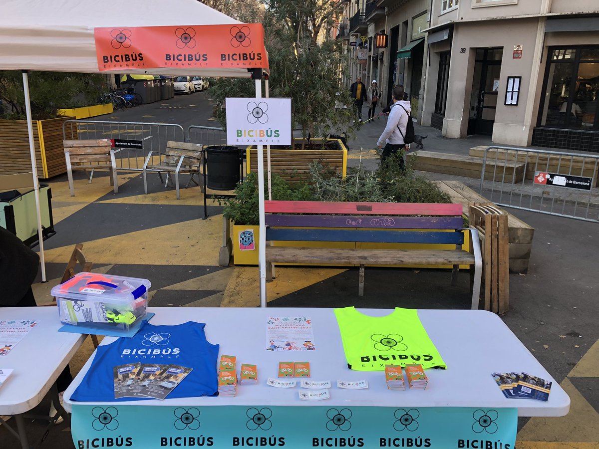 _txetxo's tweet photo. Diumenge sobre rodes a Sant Antoni.
Paradetes, tallers, pedalades i molt bona gent.
Ja podeu venir cap aquí, is esperem els del @bicibuseixample @camiamic #kleta #velociutat @enbicisenseedat https://t.co/aSvqQl2hP1