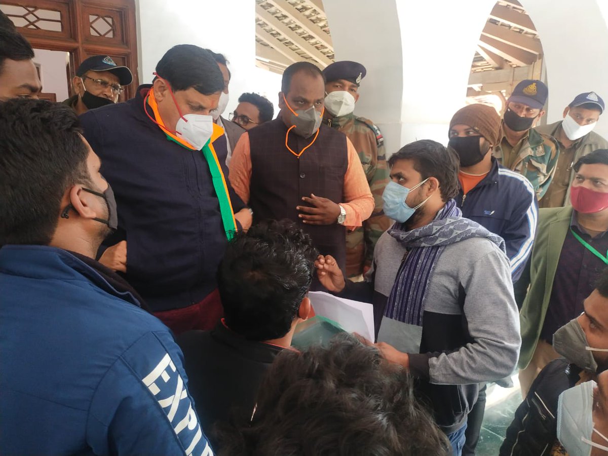 GopilKotwal's tweet photo. जबलपुर लॉ स्टूडेंट एसोसिशन ने ओपन बुक परीक्षा की मांग को लेकर उच्च शिक्षा मंत्री को ज्ञापन सौंपा
 जब मध्य प्रदेश के सभी छात्र #openbook परीक्षा की मांग कर रहे है तो उनकी मांगे मानने में क्या तकलीफ है
 इतनी जिद भी अच्छी नहीं है
#mpstudentswantopenbookexam https://t.co/Q6jGEcA4r1