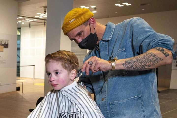 En Países Bajos cierran museos para evitar contagios pero permiten la apertura de peluquerías y gimnasios. El Van Gogh se rebela y convierte al museo en un centro de estética 😳 <a href="/piscitelli/">Alejandro Piscitelli</a>  buff.ly/3FRrkbF