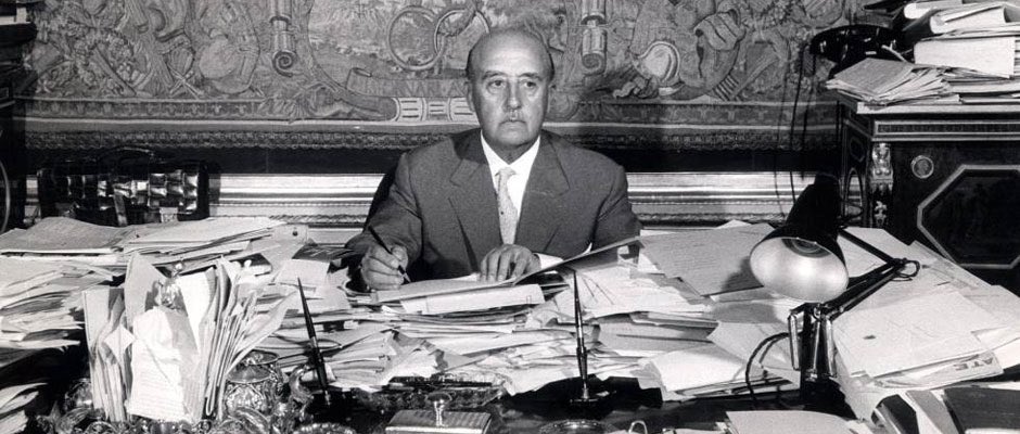 Sin cartera, sin ordenador, sin teléfono y con un flexo.