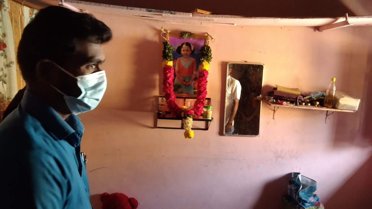 MuraliSP14's tweet photo. ஓமலூர் 1-வது வாட்டில் சென்ற வாரம் குழந்தை இழந்து தவிக்கும் நமது கட்சியை சார்ந்த வரை மாணவரணியின் சார்பாக திரு.முரளிஅவர்களுக்கு சேர்ந்து தன்னுடைய குடும்பத்தை இழந்து தவிக்கும் அவளுக்கு ஆறுதல் கூறி ஒரு மாதங்களுக்கு தேவையான மளிகை பொருட்கள் வழங��கினர்.@ikamalhaasan #kamalhaasan https://t.co/iWz1VYWNxW