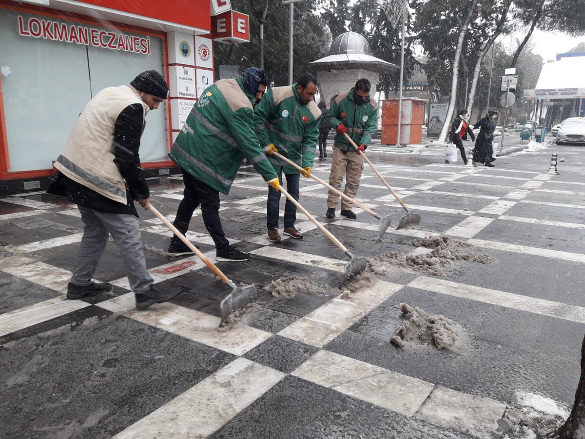 haliliye_bld's tweet photo. ❄️ İlçemiz genelinde karla mücadelede küreme ve tuzlama çalışmalarımız devam ediyor.🥶💪

📍 Atatürk Bulvarı

#ŞanlıurfanınKalbiHaliliye 

@mcanpolatnet https://t.co/BWUCWaq5XI