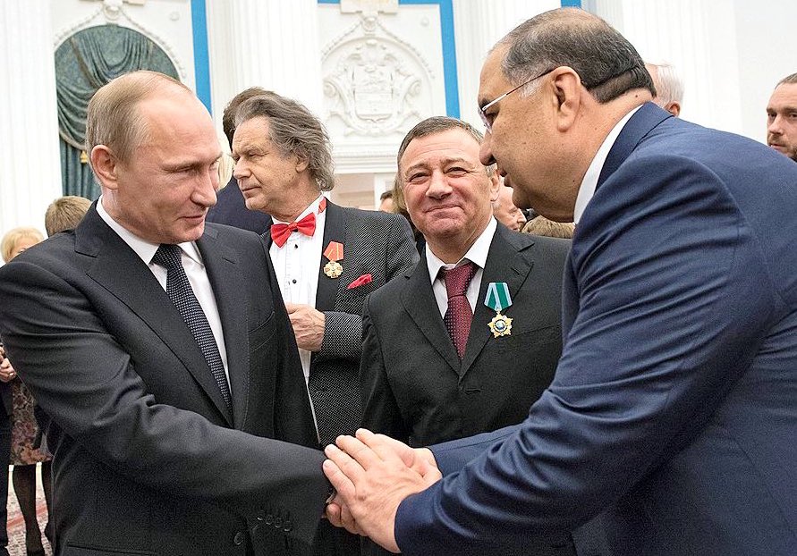 В 2021г чистый вывоз капитала из РФ максимальный с 2014г - 72 млрд долл (25% бюджета или 5% ВВП)!
С 2014г вывезено 462,3 млрд!
С 2008г олигархи, банки и чиновники вывезли 879,8 млрд долл (51% ВВП)!
При этом 50% россиян бедные (<27 тыс руб), нам повышают пенсион возраст, НДС, цены