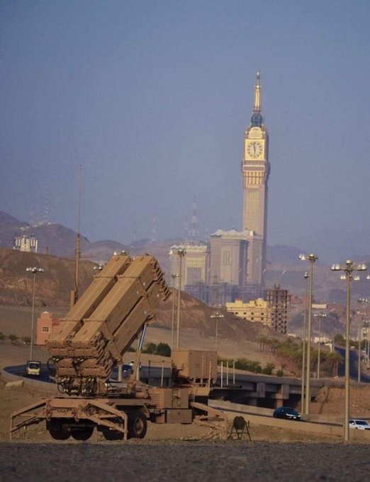 دفاعات جوية ضد صواريخ في مكة المكرمة خوفا من إطلاق صواريخ. لكن من من؟ ليس من صواريخ اليهود أو المسيحيين. بل من صواريخ المسلمين انفسهم.
هل هذا من علامات الساعة؟؟