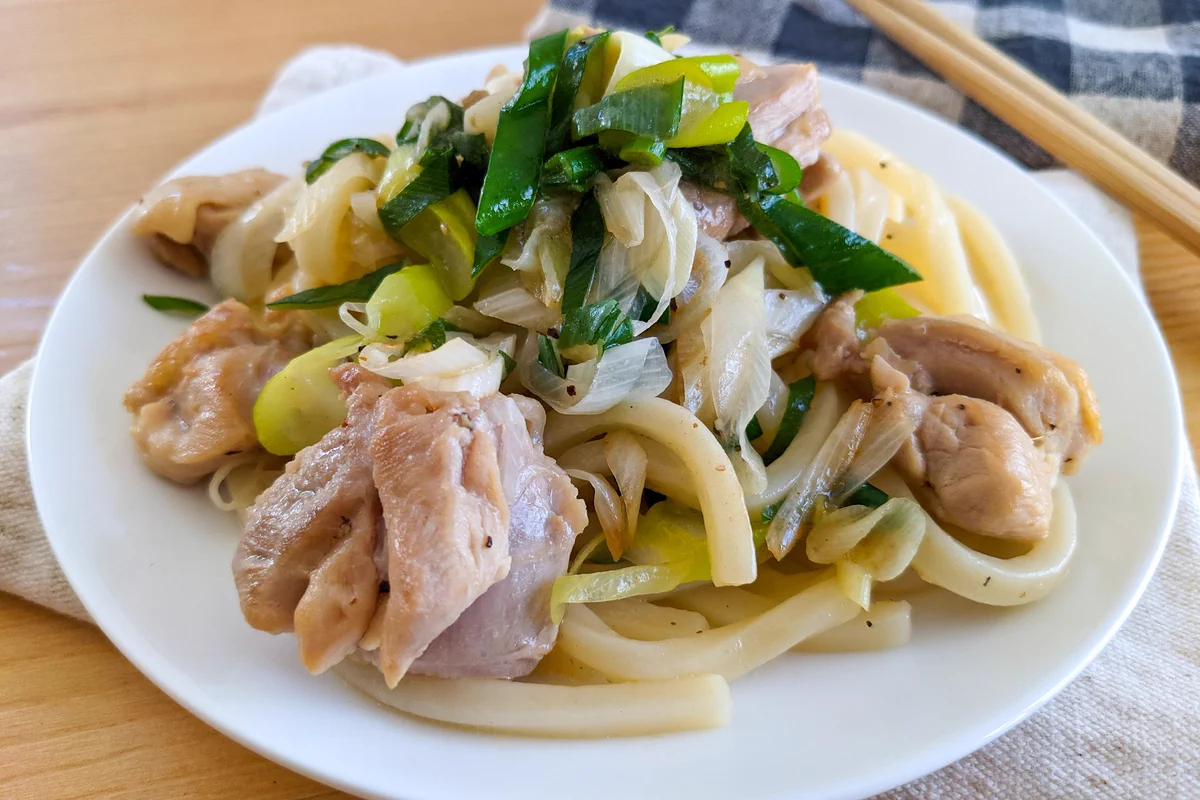 お肉も野菜も入っているから食べ応えがありそう！とっても美味しそうな「うどん」レシピ！