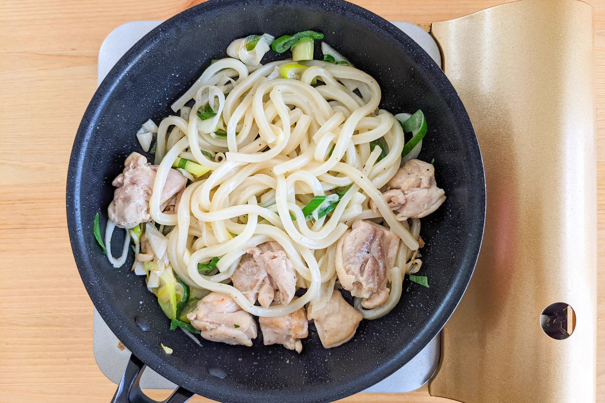 お肉も野菜も入っているから食べ応えがありそう！とっても美味しそうな「うどん」レシピ！