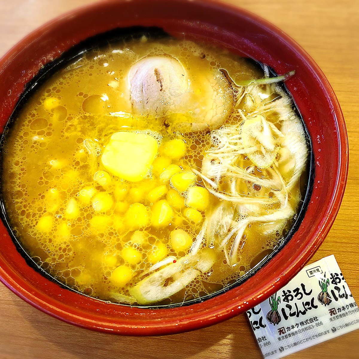 今日は家族で「くら寿司」へ🍣 カミさんと娘が好きなBTSの下敷きとかもらえるんだってさ☺️ で寿司の合間に 「濃厚味噌コーンバターラーメン 450円」 を食べてみました😋