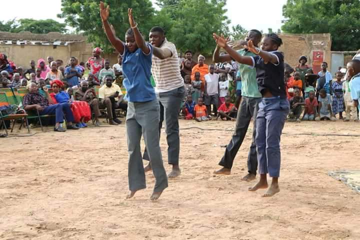 unis_diversite's tweet photo. Famu DANSE | Et voilà quelques images de la prestation des enfants malentendants au camp des déplacés de #Ségou. https://t.co/p2qqrtyaUQ